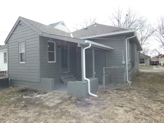 Building Photo - 1004 E 22nd Ave