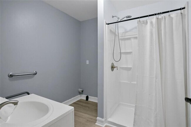 Building Photo - Beautifully Renovated 5-Bedroom, 4-Bath Home on Full Finished Basement!