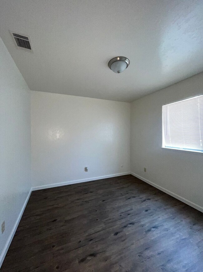 Building Photo - 4056