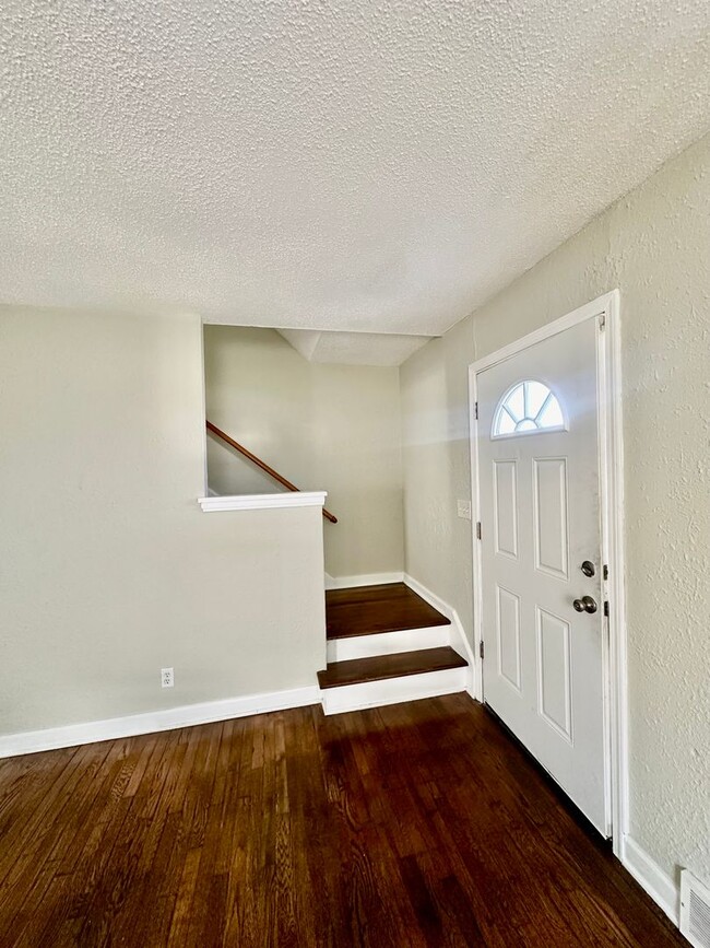 Building Photo - Cozy 2 Bedroom/1Bathroom Duplex For Rent ***Center School District***