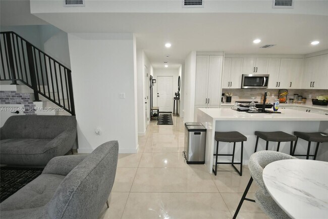 Building Photo - 1339 NW 2nd Ln