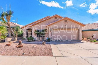 Building Photo - Gorgeous 3-bedrooms, 2-baths home in the d...