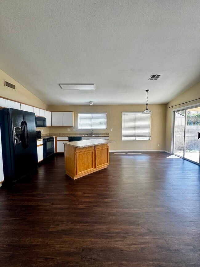 Building Photo - FOR RENT