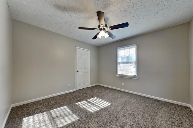 Building Photo - 2219 N Landing Run