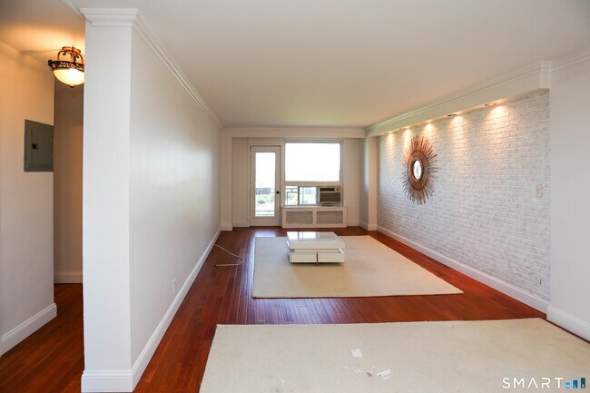 Building Photo - 91 Strawberry Hill Ave