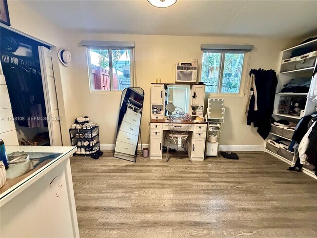 Building Photo - 3817 SW 33rd Ct