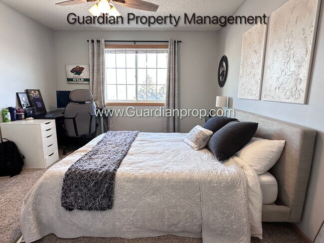 Building Photo - Lakeville End Unit Town Home, 2 Car Garage, Loft, W/D, Walkout Patio