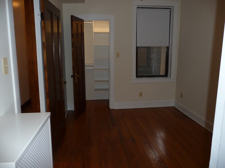 Back Bedroom - 2318 W Diversey Ave