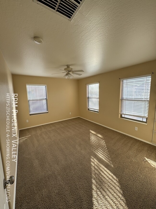 Building Photo - Cozy 4 bed / 2.5 bath with new carpet in p...