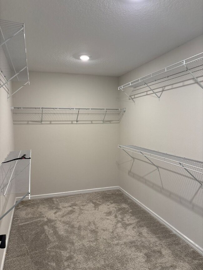 Building Photo - Spacious 5-Bedroom Home for Rent in Lake P...