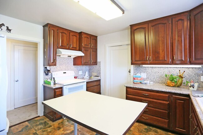 Building Photo - Two-story, 3BR/2.5BA Single family home including Lower-Level Suite with Bath & Kitchenette in Gl...