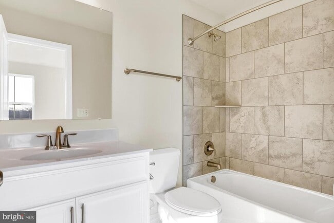 Building Photo - 611 E 7th St