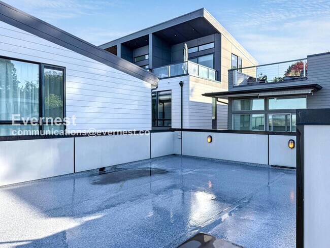 Building Photo - 2618 Eastlake Ave E