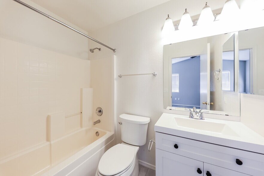 Building Photo - 427 N Payton