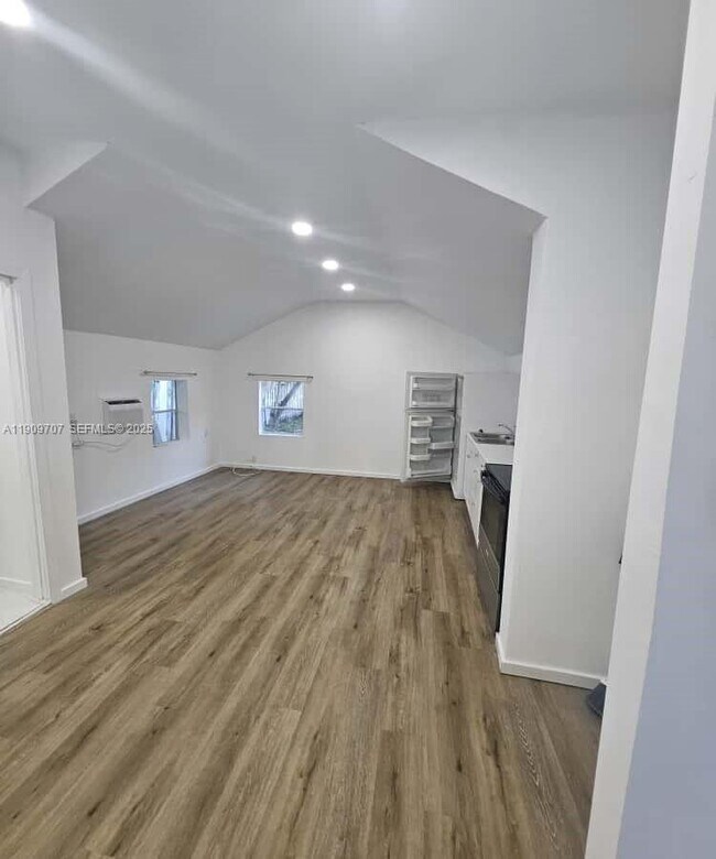 Building Photo - 1008 N 18th Ct