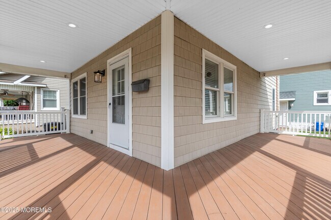 Building Photo - 300 Lareine Ave