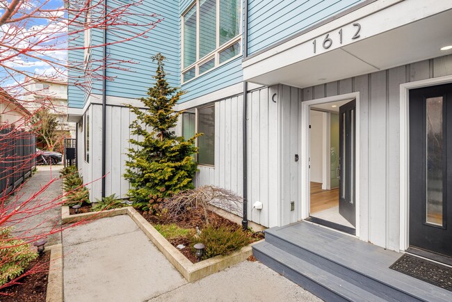 Primary Photo - West Seattle Townhome - 3 Bedroom 2.5 Bath...