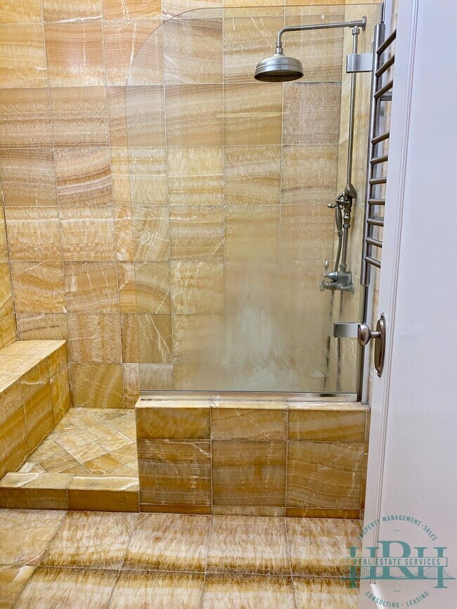 Building Photo - Beautiful and Spacious 1BR|1BA in Nob Hill...