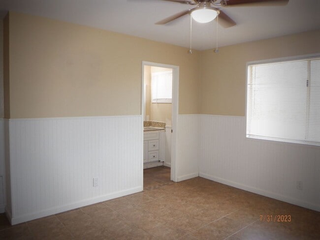 Building Photo - Cute 4 bedroom in East Golden Hills with L...