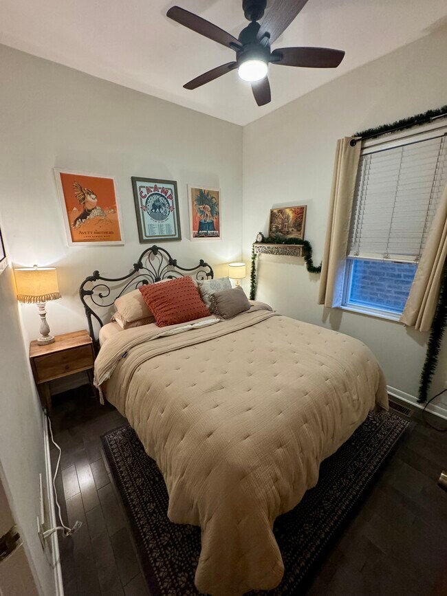 Building Photo - 2027 W Homer St