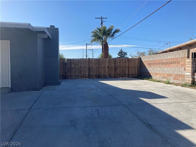 Building Photo - 4379 Hilldale Ave