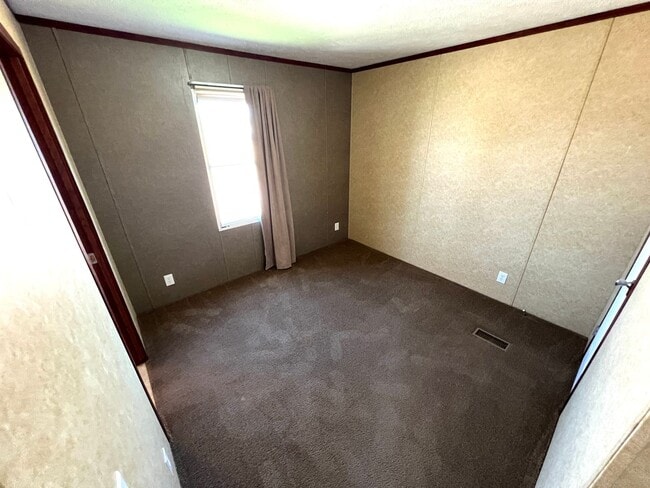 Building Photo - Pet Friendly 3 Bed 2 Bath Trailer with Air...