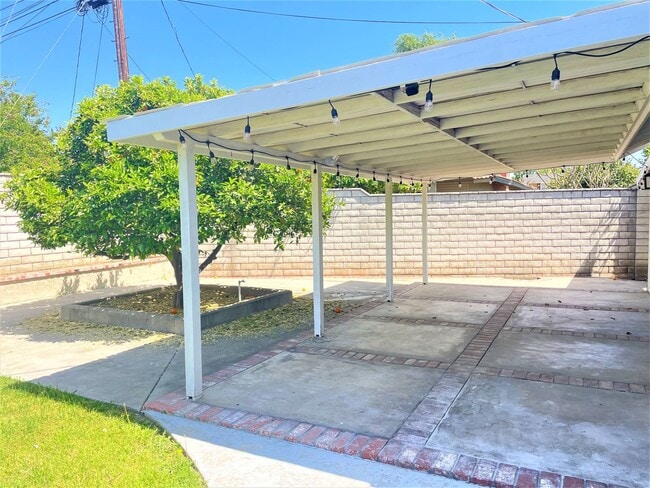 Building Photo - Adorable Riverside Single Story- Just in time for Summer!