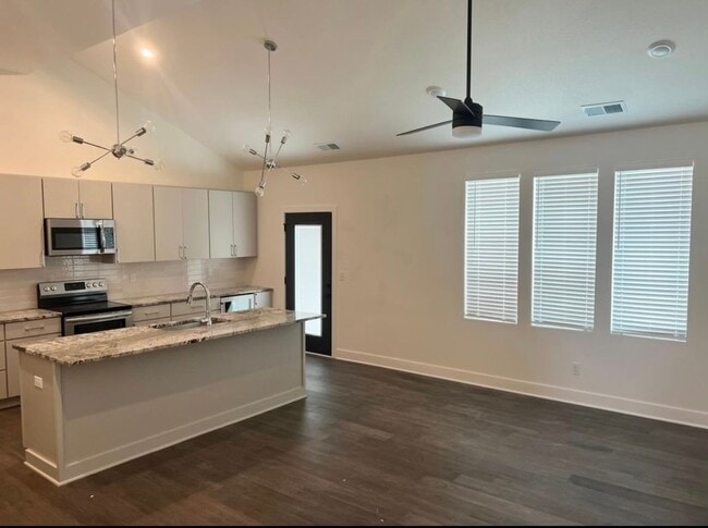 Building Photo - 104-106 Oakwood Ct