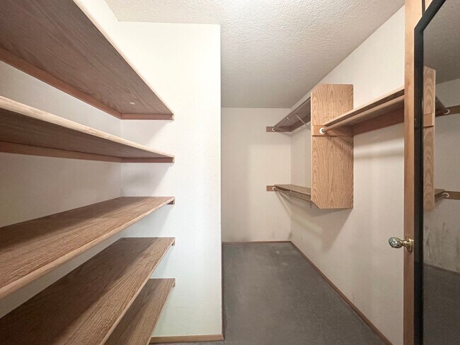 Building Photo - Wonderful centrally located Powell Butte 3...