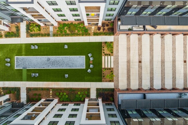 Building Photo - Riverside