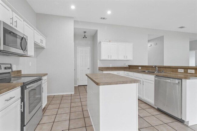 Building Photo - 100 Hilltop Dr