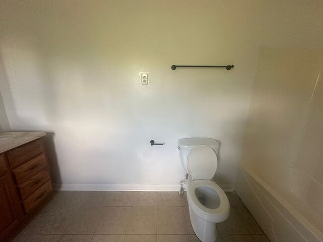 Building Photo - Quiet 3 Bedroom 2 Bath with Creek Access