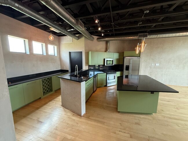 Building Photo - 825 W Daggett Ave