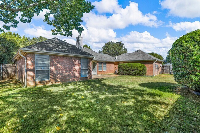 Building Photo - 3040 Flamingo Cir
