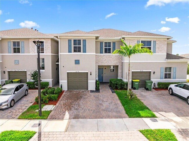 Building Photo - 818 SE 17th St