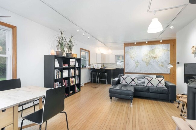 Building Photo - 3 BR eastside single family home. Fenced in yard. Fully furnished. Flexible leases.