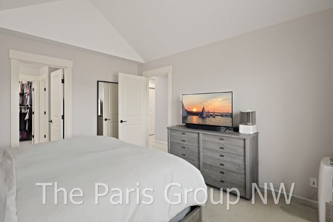 Building Photo - Stylish Model Hm in Issaquah Highlands * Park-Facing, EV Charger, Designer Upgrades & Very Walkable!