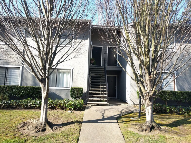 Building Photo - 900 Cambridge Dr