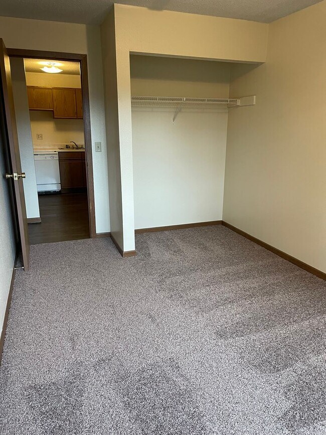 Building Photo - 4 Bedroom 2 Bathroom Apartment