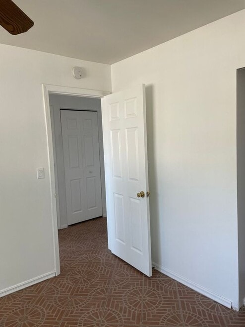 Building Photo - 919 Joann St