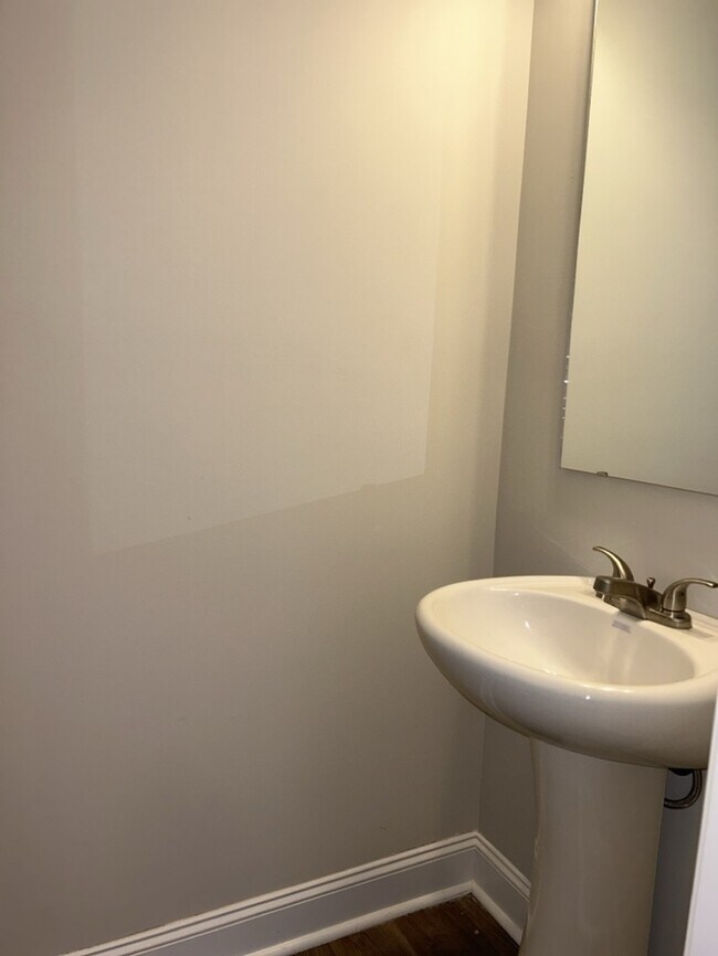 Building Photo - 2 Bedroom 1.5 Bathroom