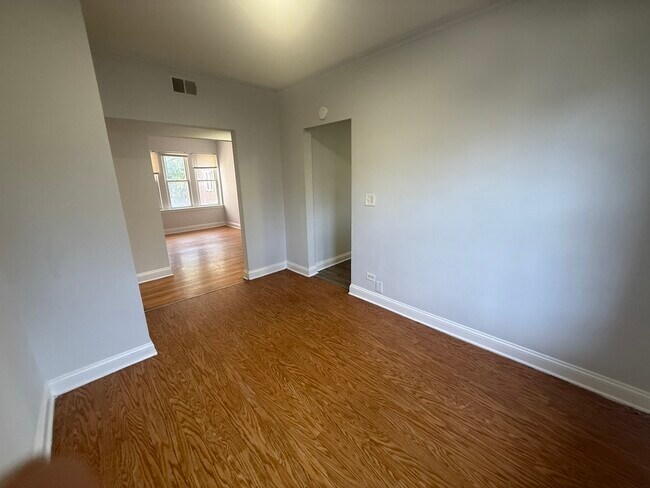 Building Photo - 7346 N Damen Ave
