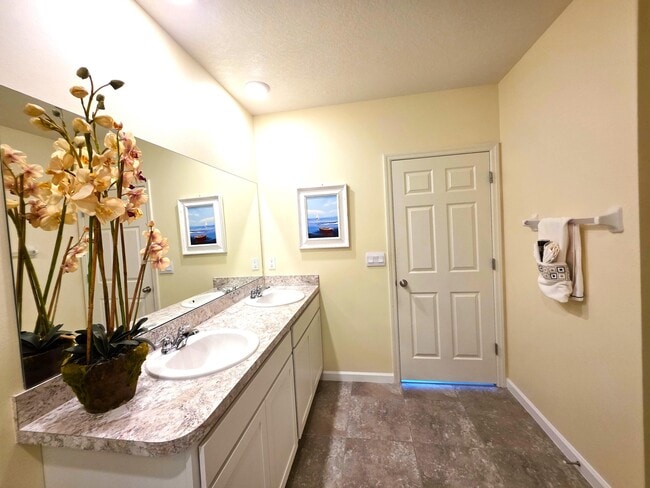Building Photo - 6580 Canterbridge Dr