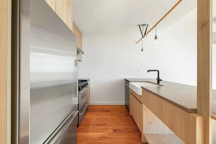 Building Photo - 123 Melrose St