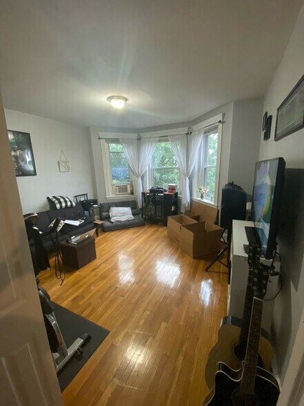Building Photo - 382 Riverway St