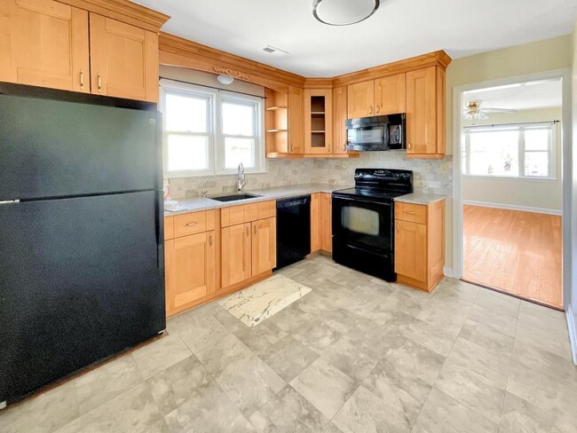 Building Photo - 155 King St