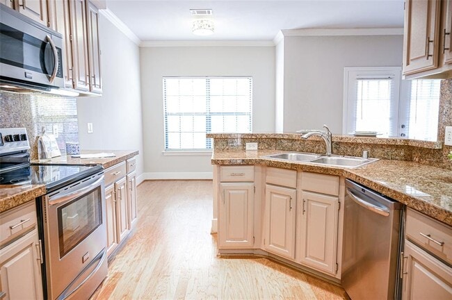 Building Photo - 5950 Lindenshire Ln