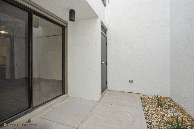 Building Photo - DOWNTOWN ~ Luxury Gene Leedy Townhouse ~ with Community Pool