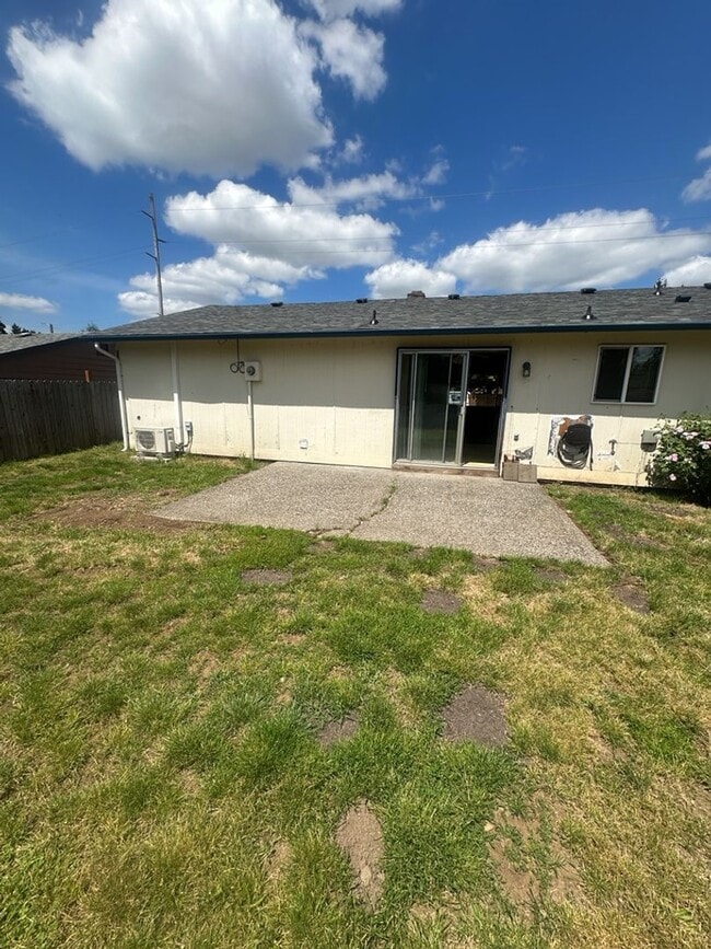 Building Photo - Ranch home with large fenced back yard
