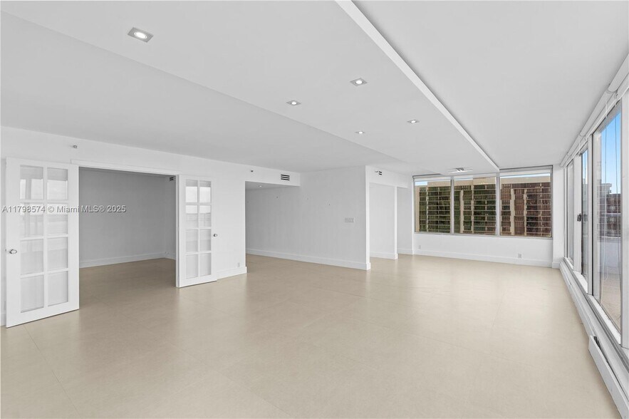 Building Photo - 1541 Brickell Ave